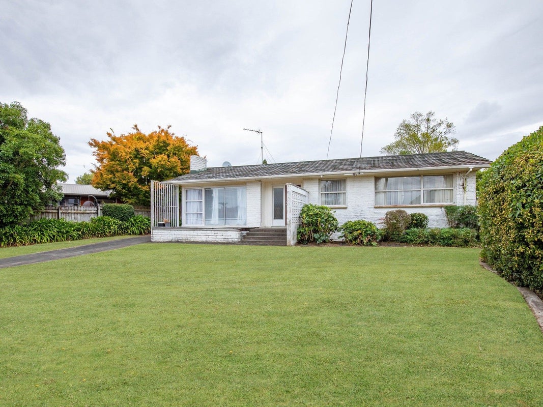 8 Pulham Crescent, Queenwood, Hamilton - Carousel 1