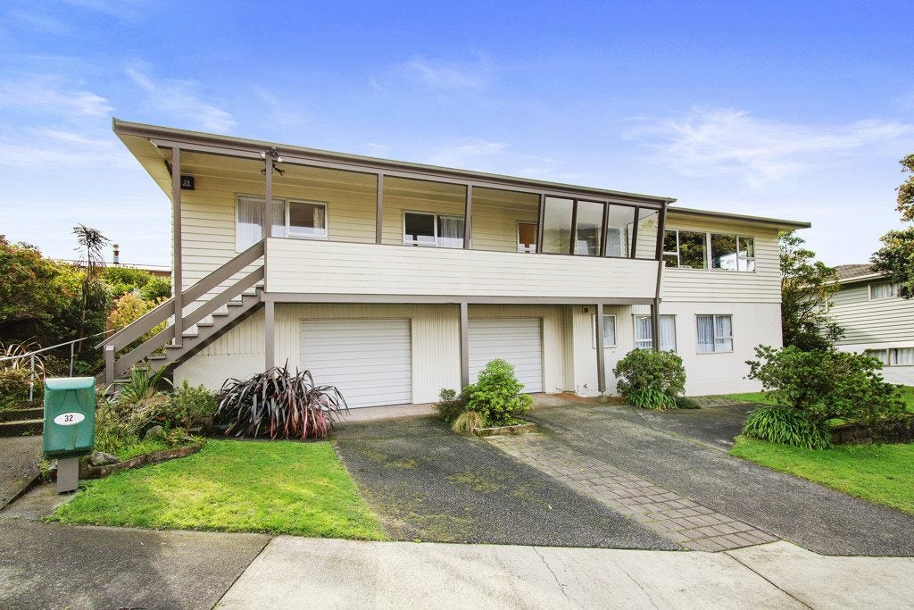 32 Turriff Crescent, Tawa, Wellington - Carousel 1