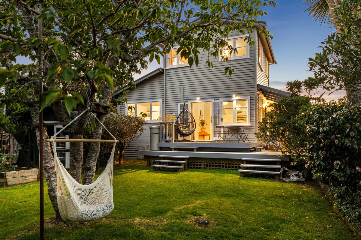 18 Raine Street, Karori, Wellington - Carousel 1