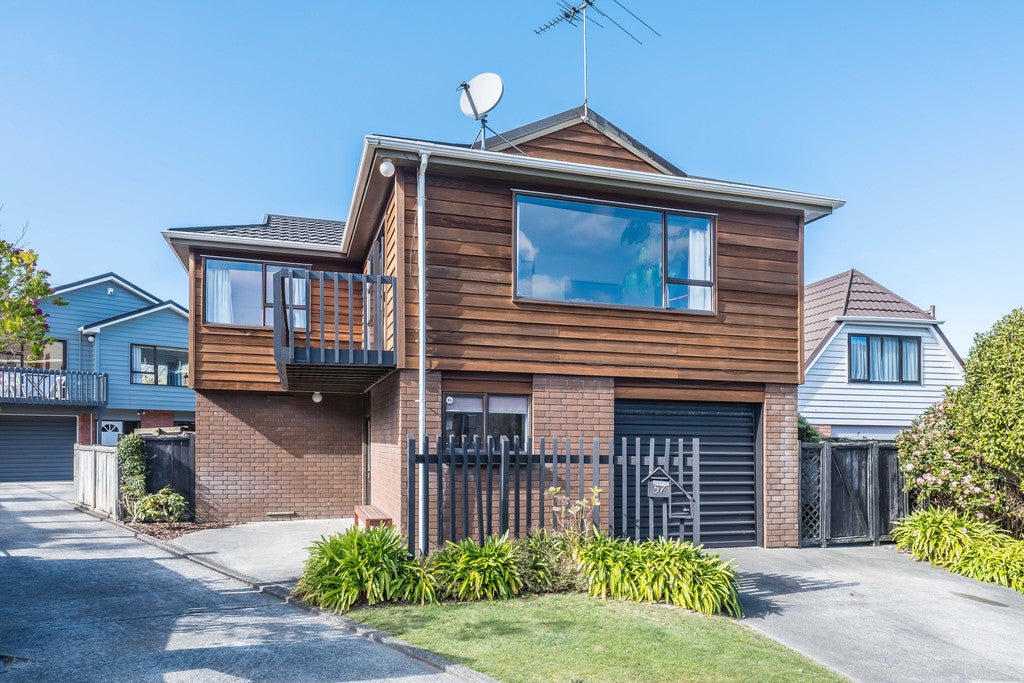 0 , Crofton Downs - Carousel 1