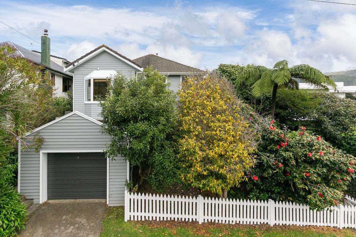 28 Raroa Terrace, Tawa, Wellington - Carousel 1