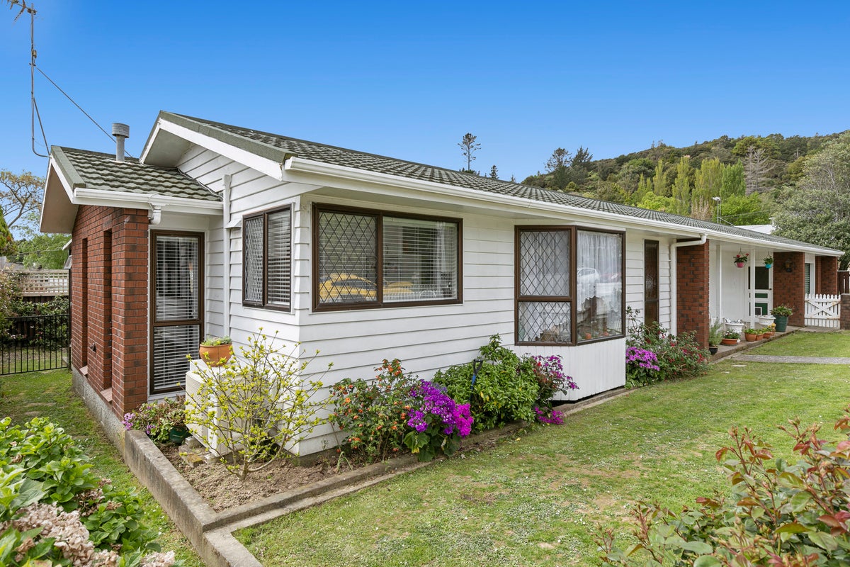 7 Kennedy Grove, Stokes Valley, Lower Hutt - Carousel 1