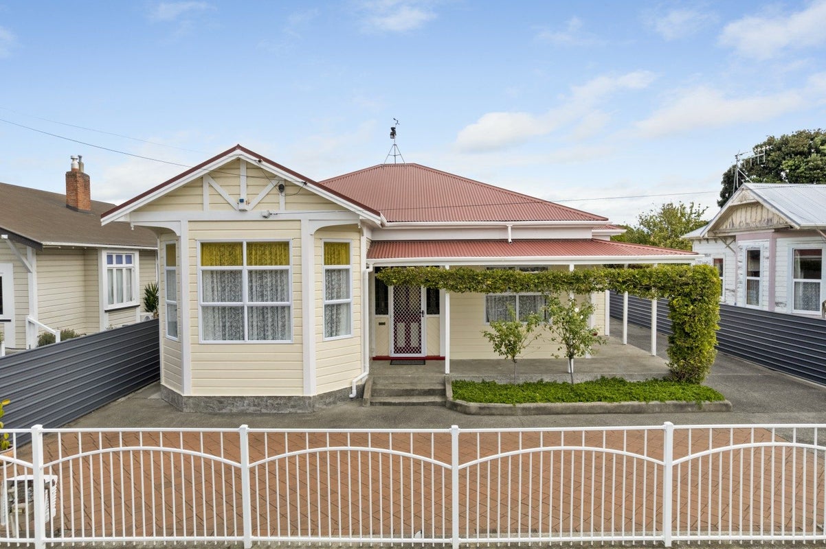 7 Mason Terrace, Gonville, Whanganui - Carousel 1