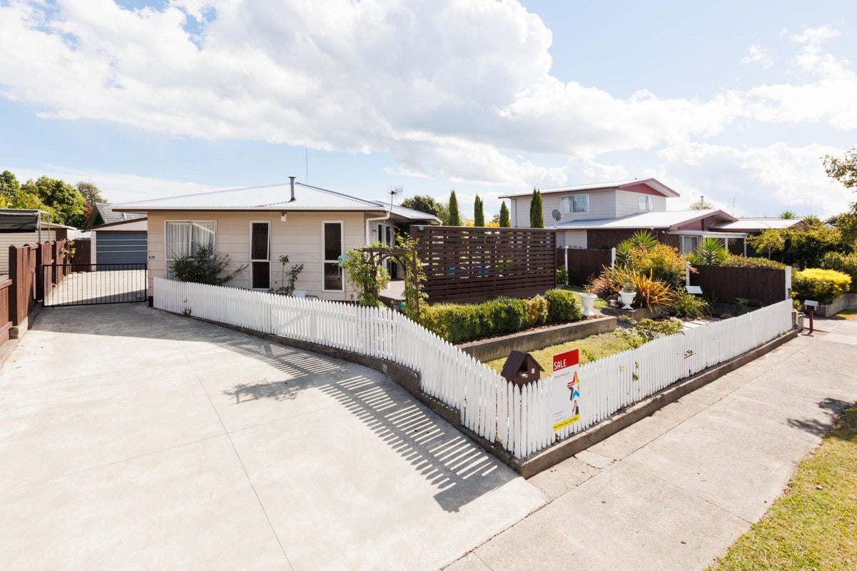 10 Hillcrest Drive, Kelvin Grove, Palmerston North - Carousel 1