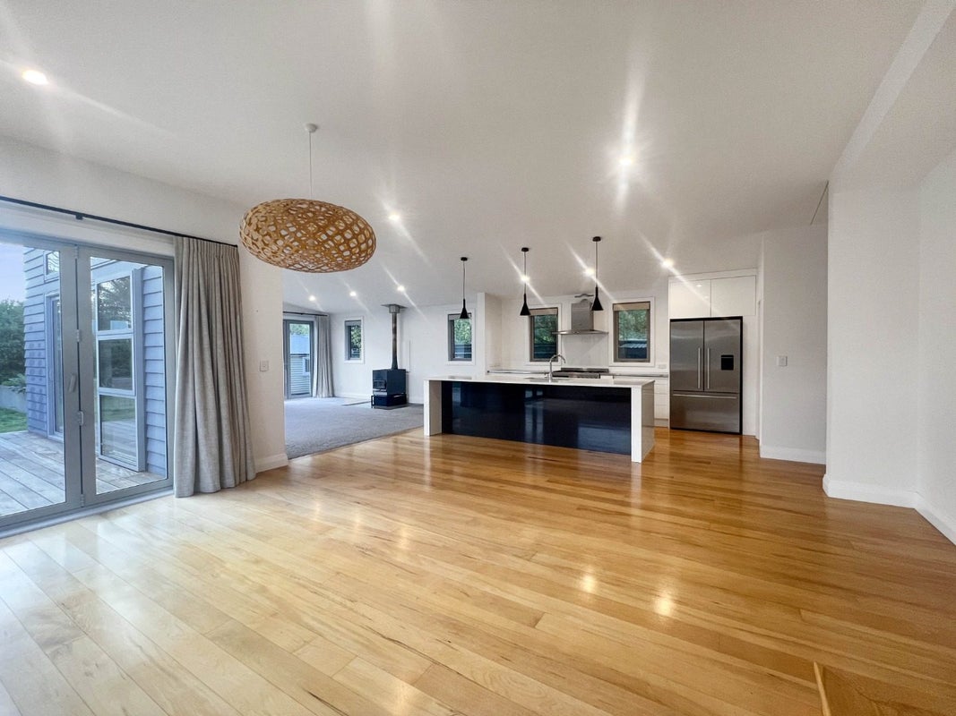 4 Coates Grove, Silverstream, Upper Hutt - Carousel 2