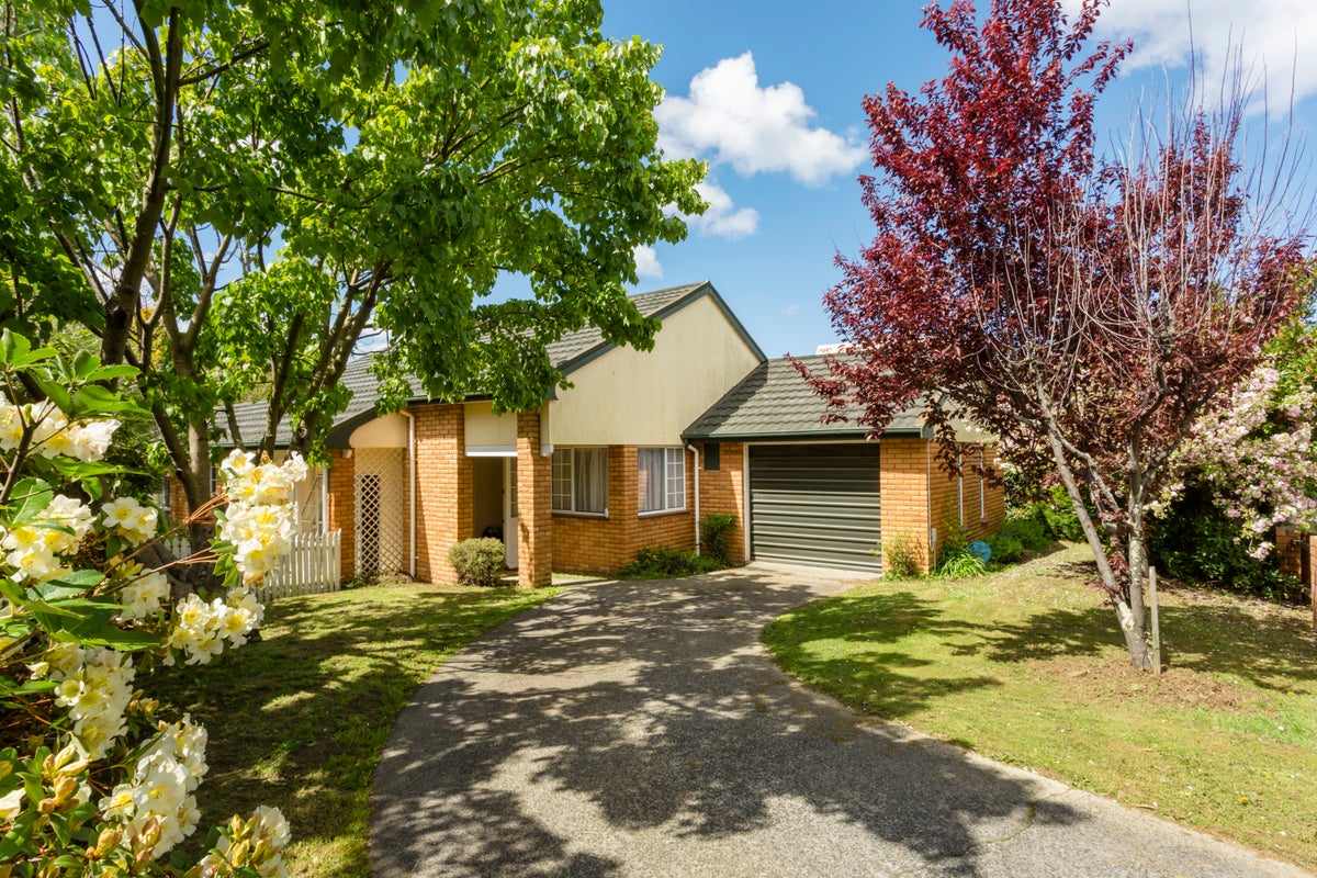 44 Glenross Street, Glenross, Dunedin - Carousel 1