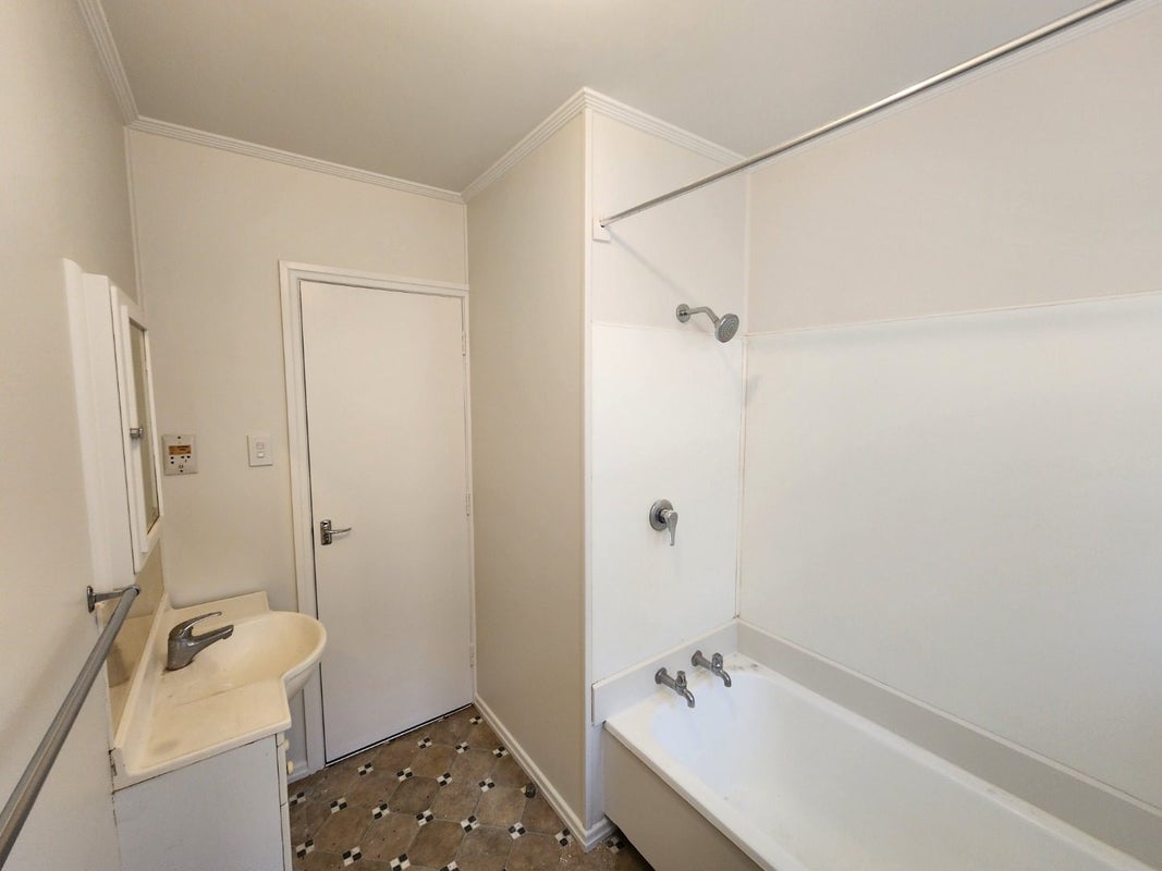 1/2 Rewa Road, Three Kings, Auckland - Carousel 6