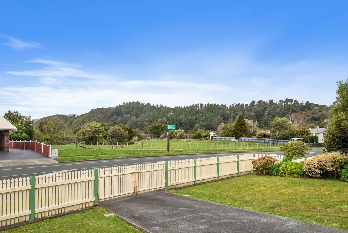 106 Gemstone Drive, Birchville, Upper Hutt - Carousel 2