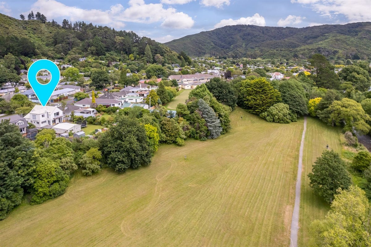 15 Poole Crescent, Wainuiomata, Lower Hutt - Carousel 2