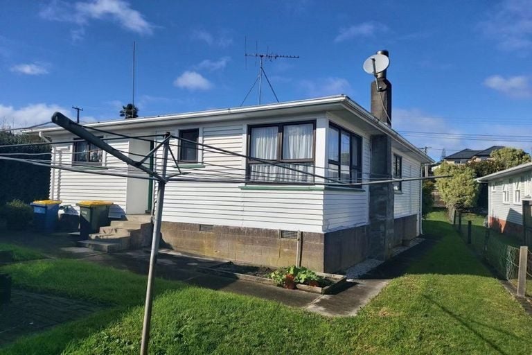72 Sylvan Crescent, Te Atatu South, Auckland - Carousel 2