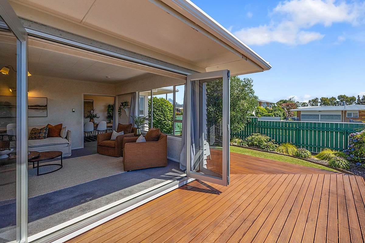 43 Nevada Drive, Merrilands, New Plymouth - Carousel 1