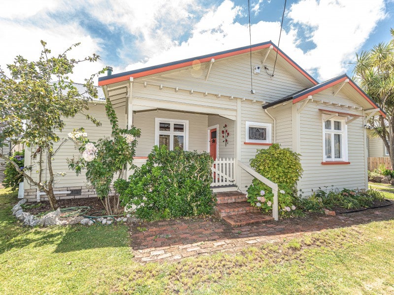 21 Falkland Street, Whanganui East, Whanganui - Carousel 1