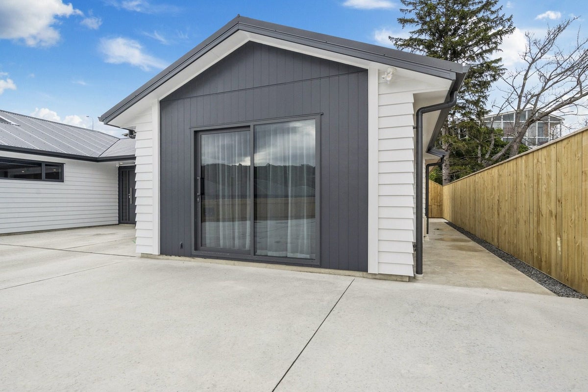 1 Rewarewa Way, Timberlea, Upper Hutt - Carousel 1