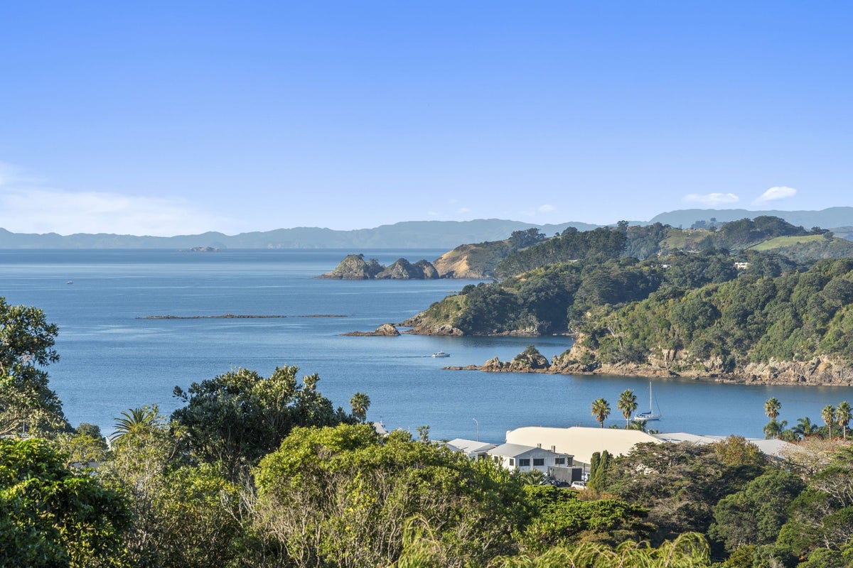 33A Church Bay Road, Oneroa, Waiheke Island, Auckland - Carousel 1
