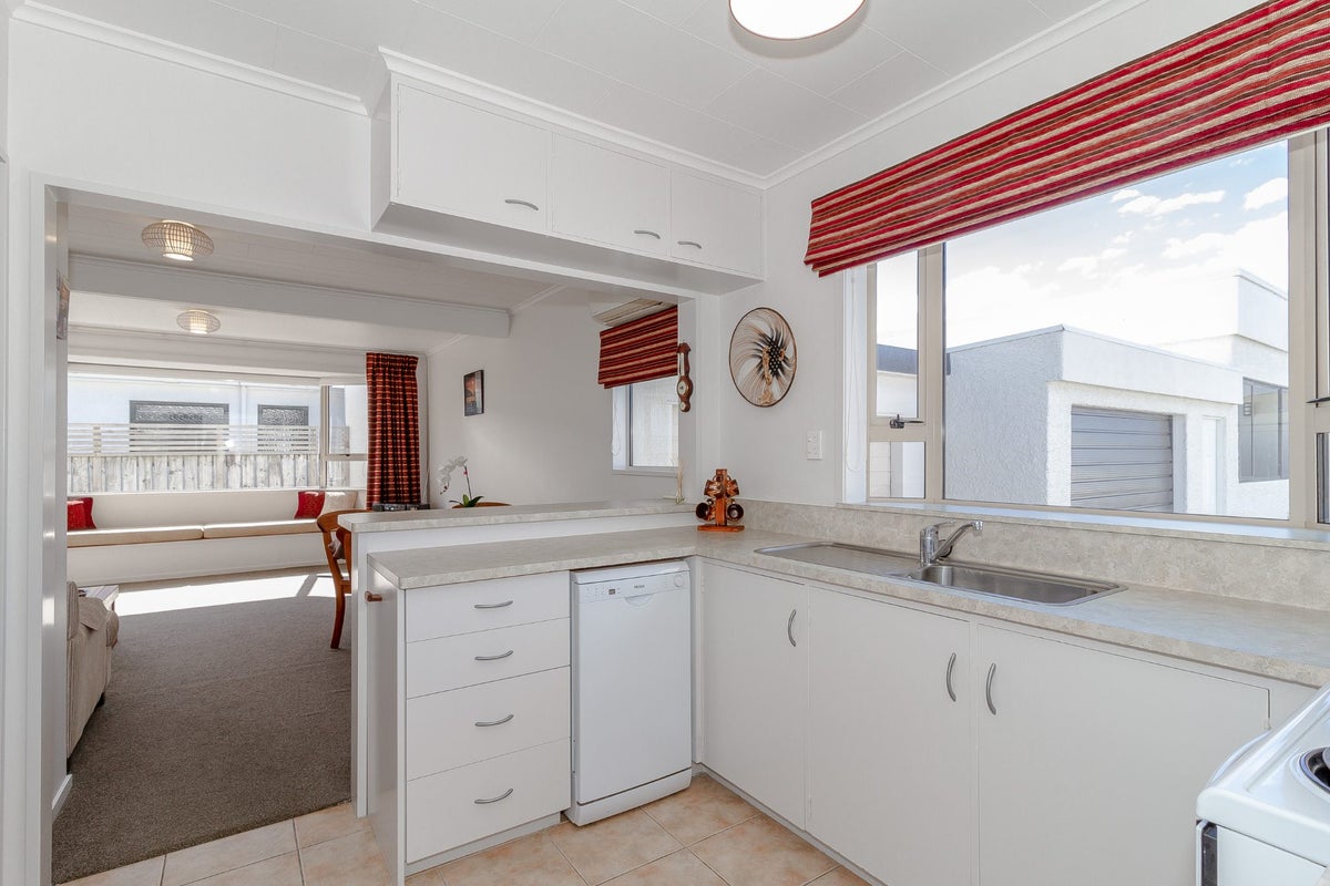68B The Esplanade, Westshore, Napier - Carousel 2