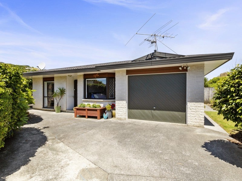 76A Oxford Street, Tawa, Wellington - Carousel 1
