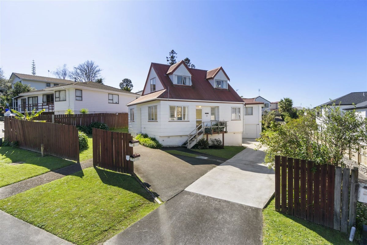 9 Athena Drive, Totara Vale, Auckland - Carousel 1