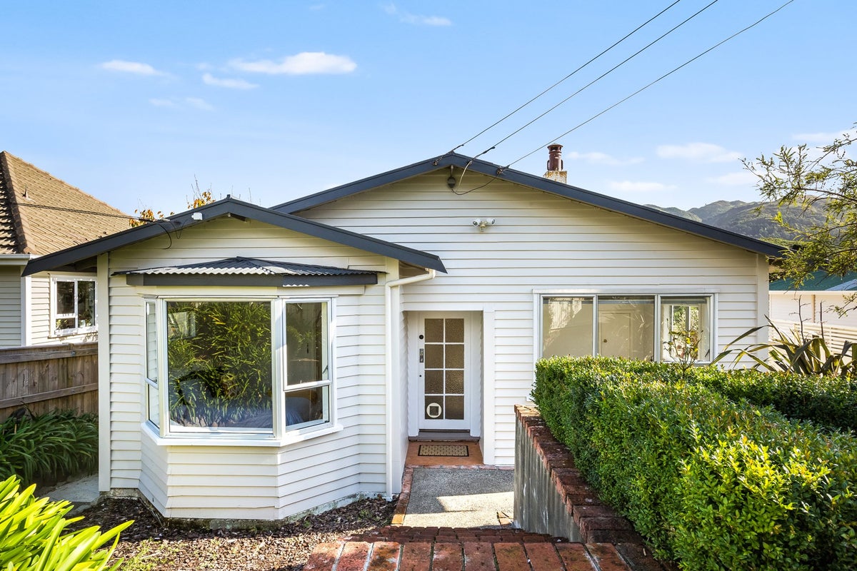 21 Handyside Street, Tawa, Wellington - Carousel 1