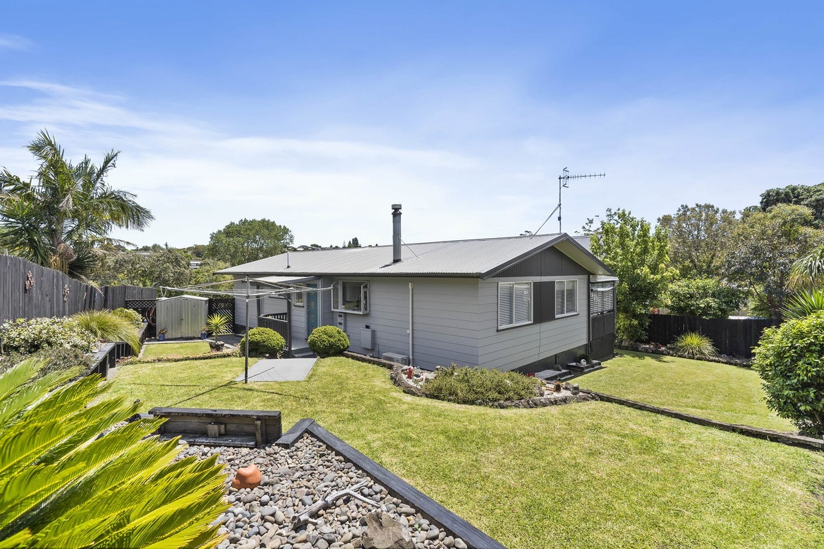 61 Robbies Road, Shelly Park, Auckland - Carousel 1