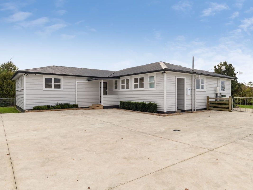 621 No 1 Line, Longburn, Palmerston North - Carousel 2