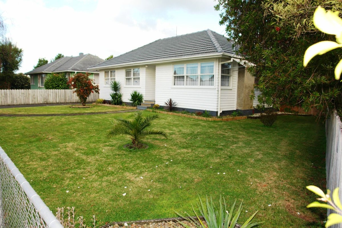 6 Hereford Street, Te Atatu Peninsula, Auckland - Carousel 2