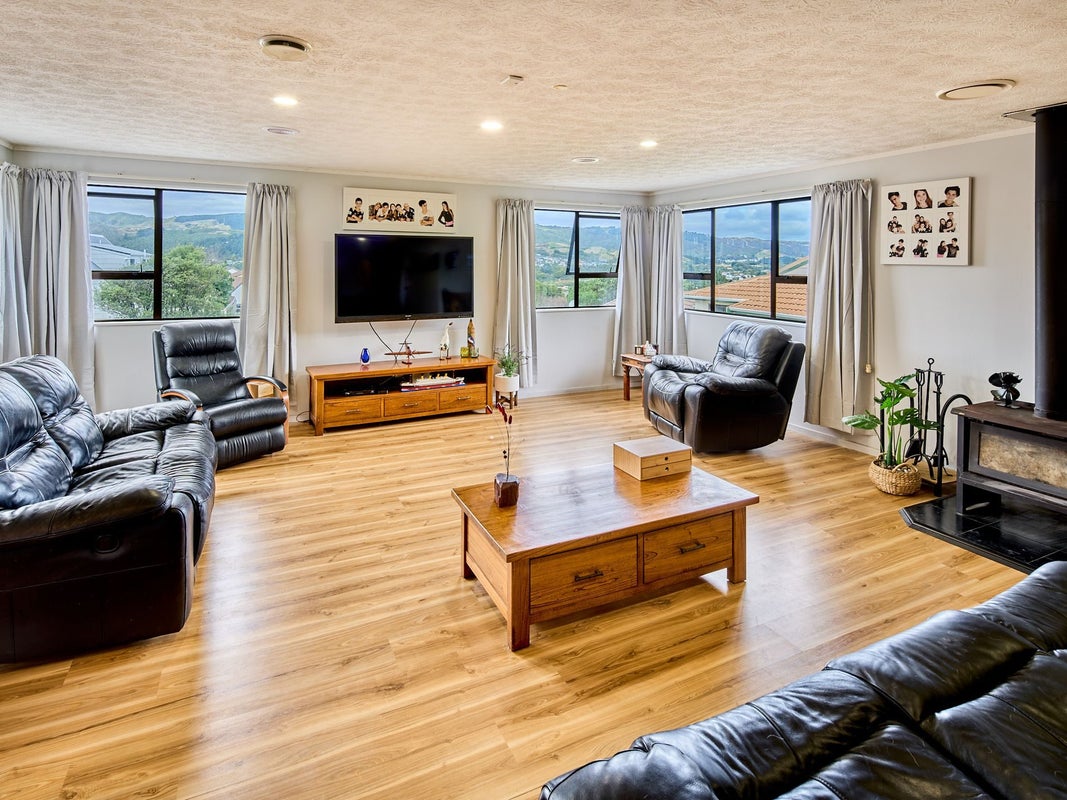 12 Cullen Place, Tawa, Wellington - Carousel 1