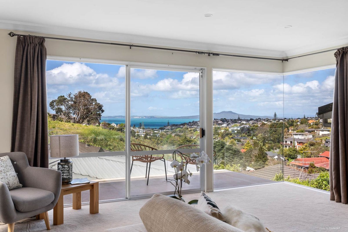 6 Wisteria Way, Mairangi Bay, Auckland - Carousel 1