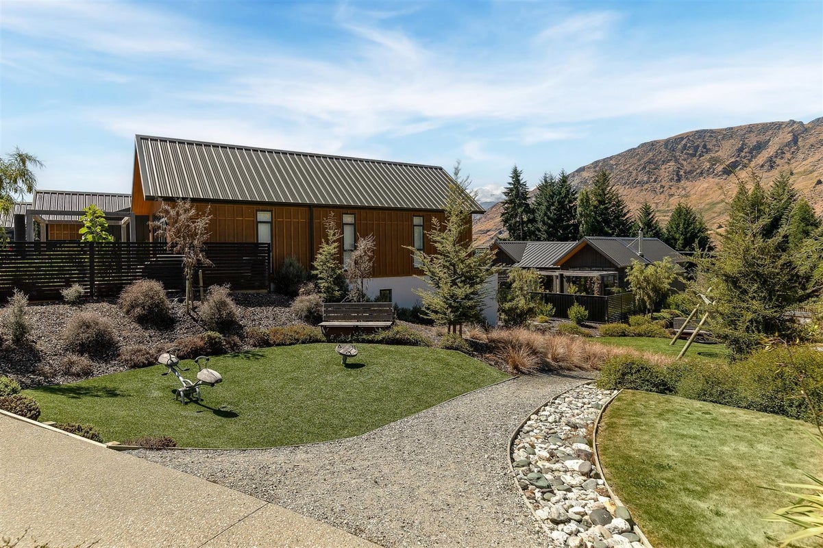 16/18 George Bullen Lane, Arthurs Point, Queenstown - Carousel 1