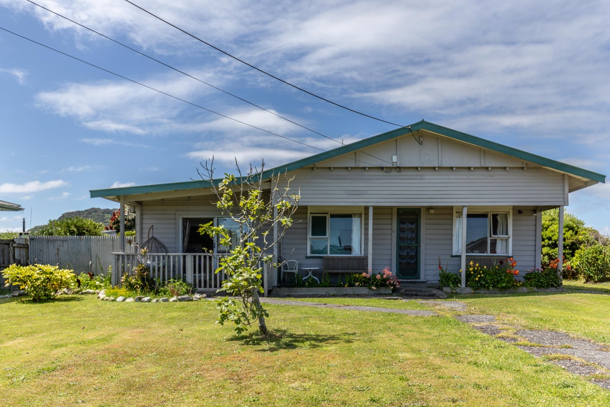 21 Doyle Street, Blaketown, Greymouth - Carousel 1