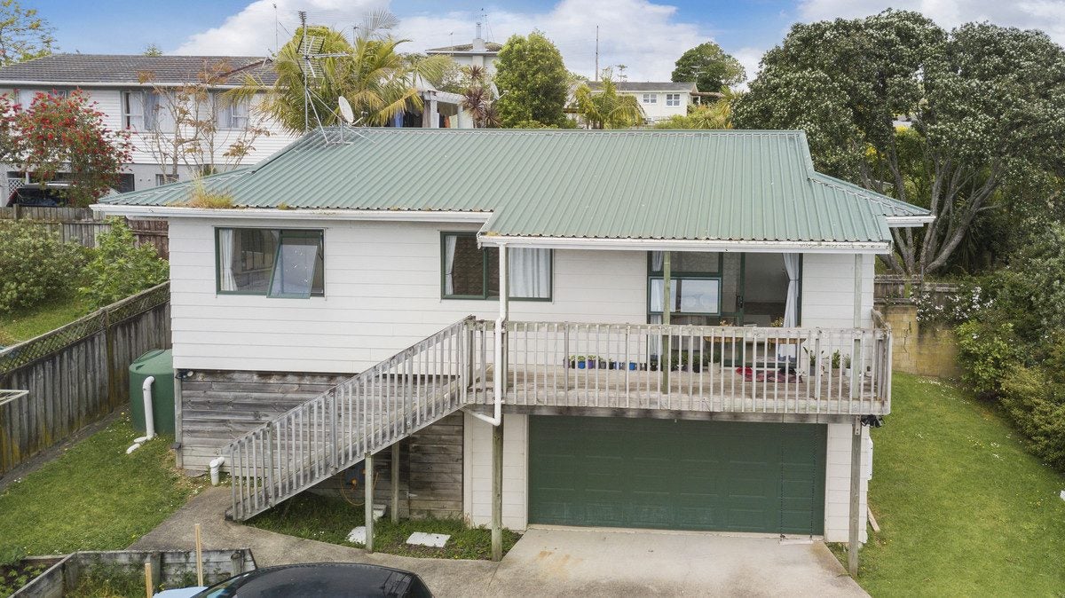 10 Totaravale Drive, Totara Vale, Auckland - Carousel 1