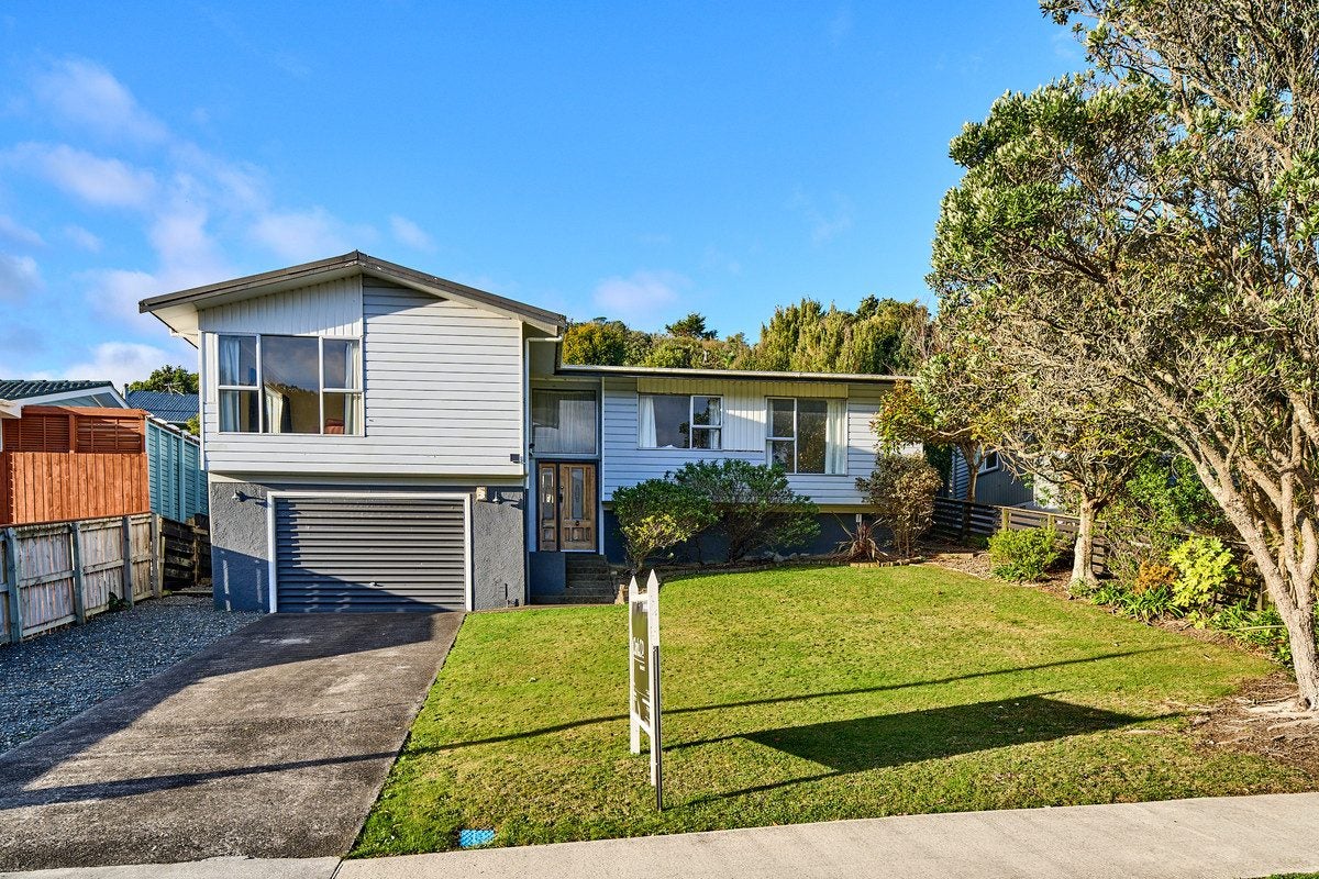 3 Ayton Drive, Whitby, Porirua - Carousel 1