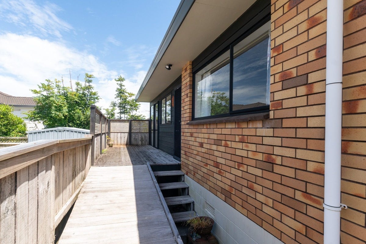 2/150 Arran Road, Browns Bay, Auckland - Carousel 2