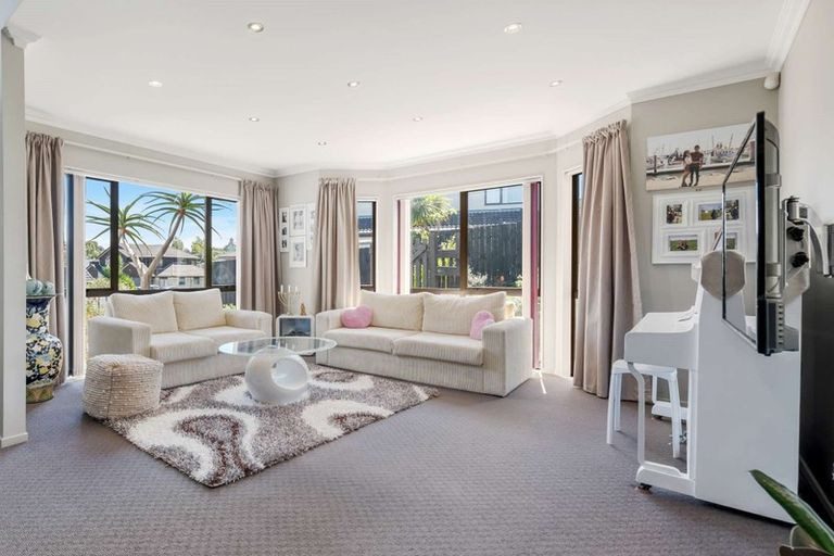 9 Jomard Terrace, Northcross, Auckland - Carousel 2