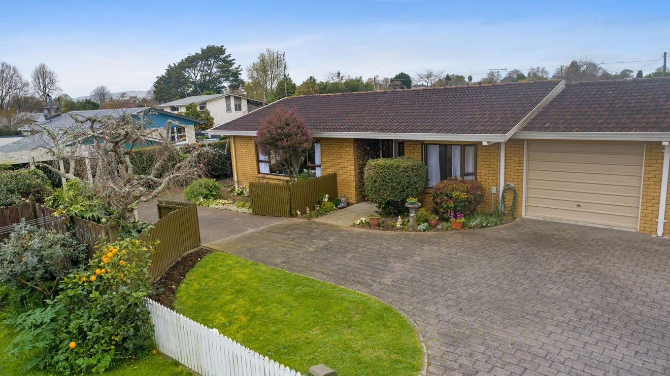 6 Conrad Place, Leamington, Cambridge - Carousel 1