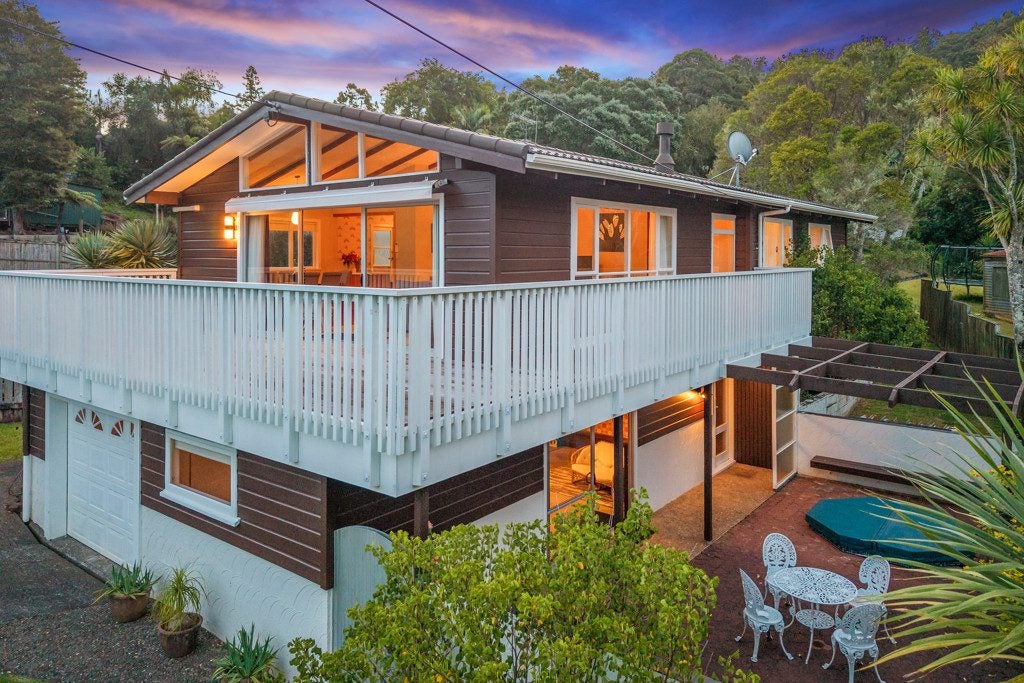 211 Woodlands Park Road, Titirangi, Auckland - Carousel 1