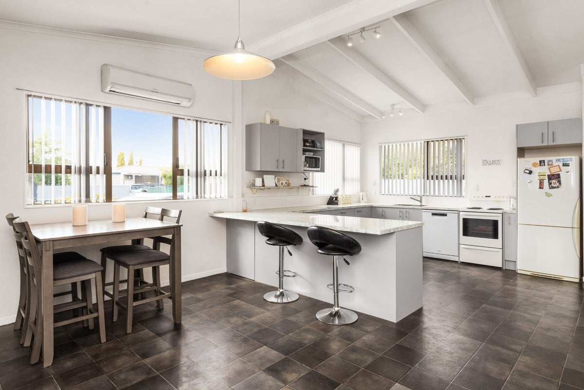 2A Bright Crescent, Maraenui, Napier - Carousel 1