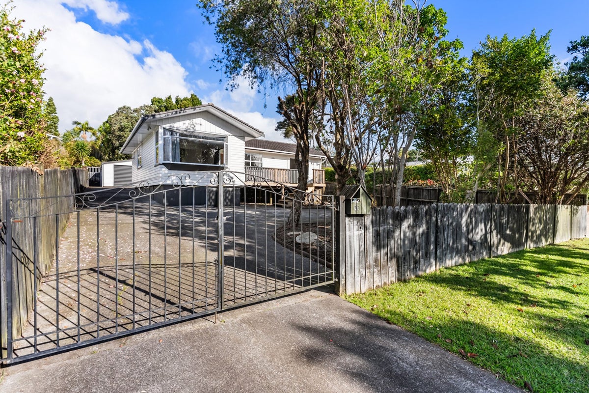 66 Cliff View Drive, Green Bay, Auckland - Carousel 1