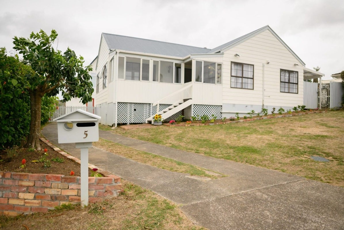 5 Montego Place, Weymouth, Auckland - Carousel 2