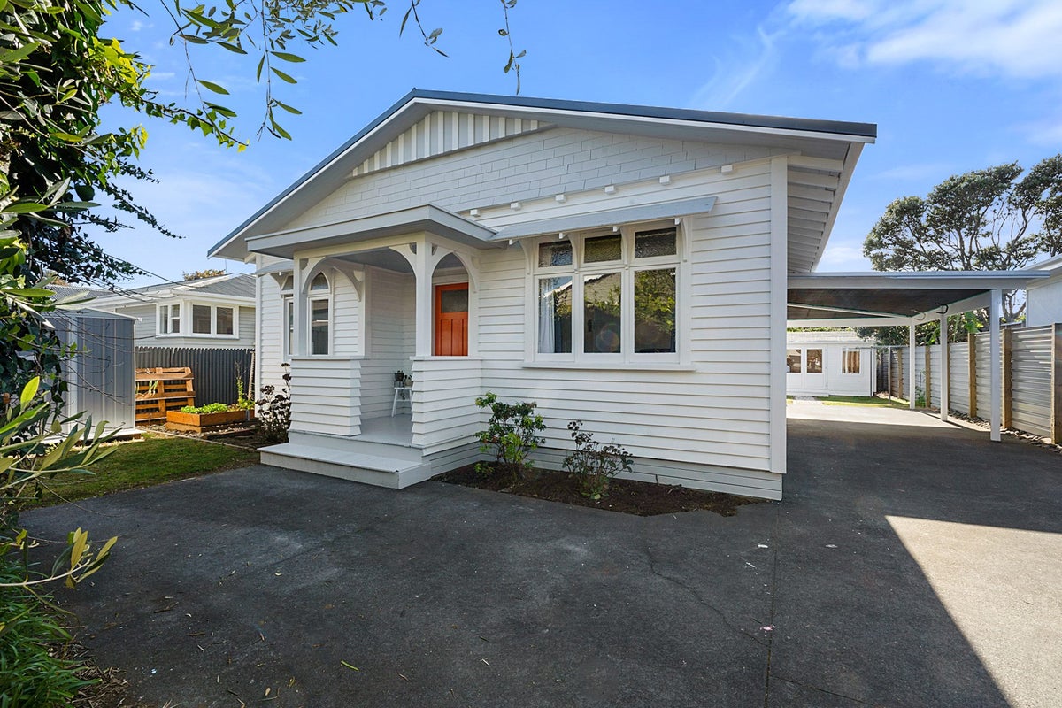 15 Atiawa Street, Glen Avon, New Plymouth - Carousel 2