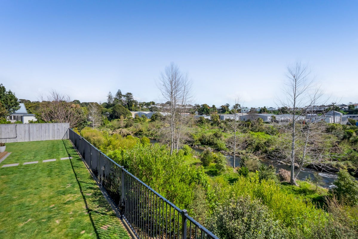 1/20B Gordon Street, Glen Avon, New Plymouth - Carousel 42