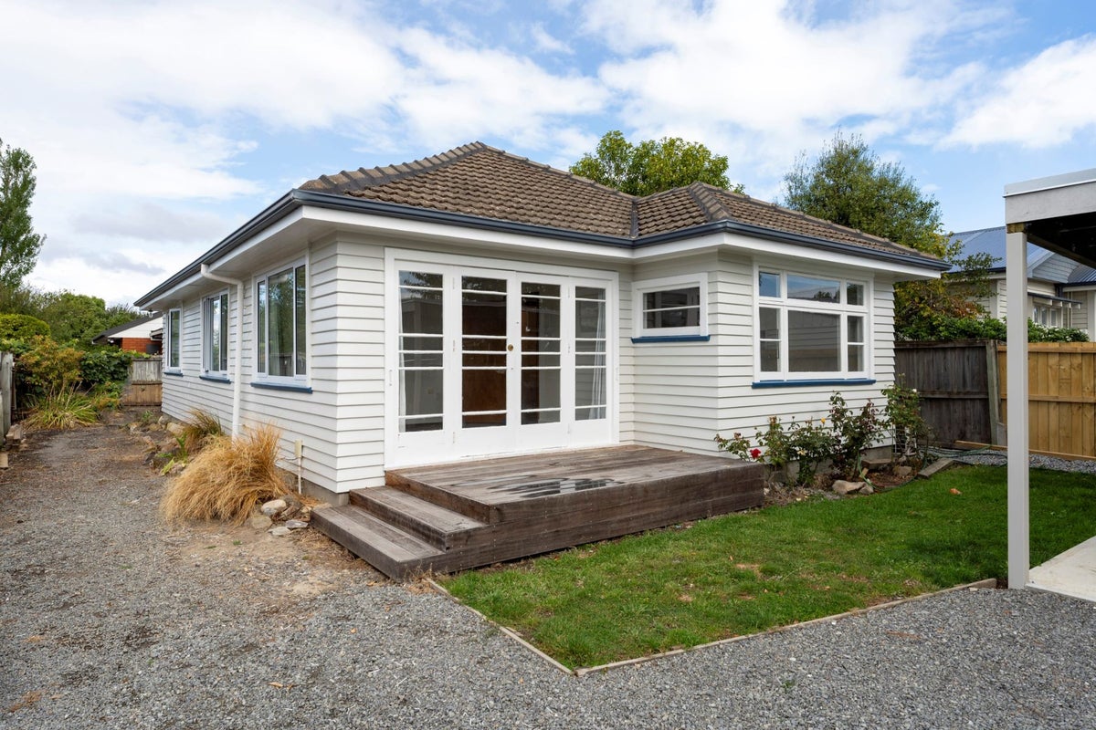 1/43 Aorangi Road, Bryndwr, Christchurch - Carousel 1