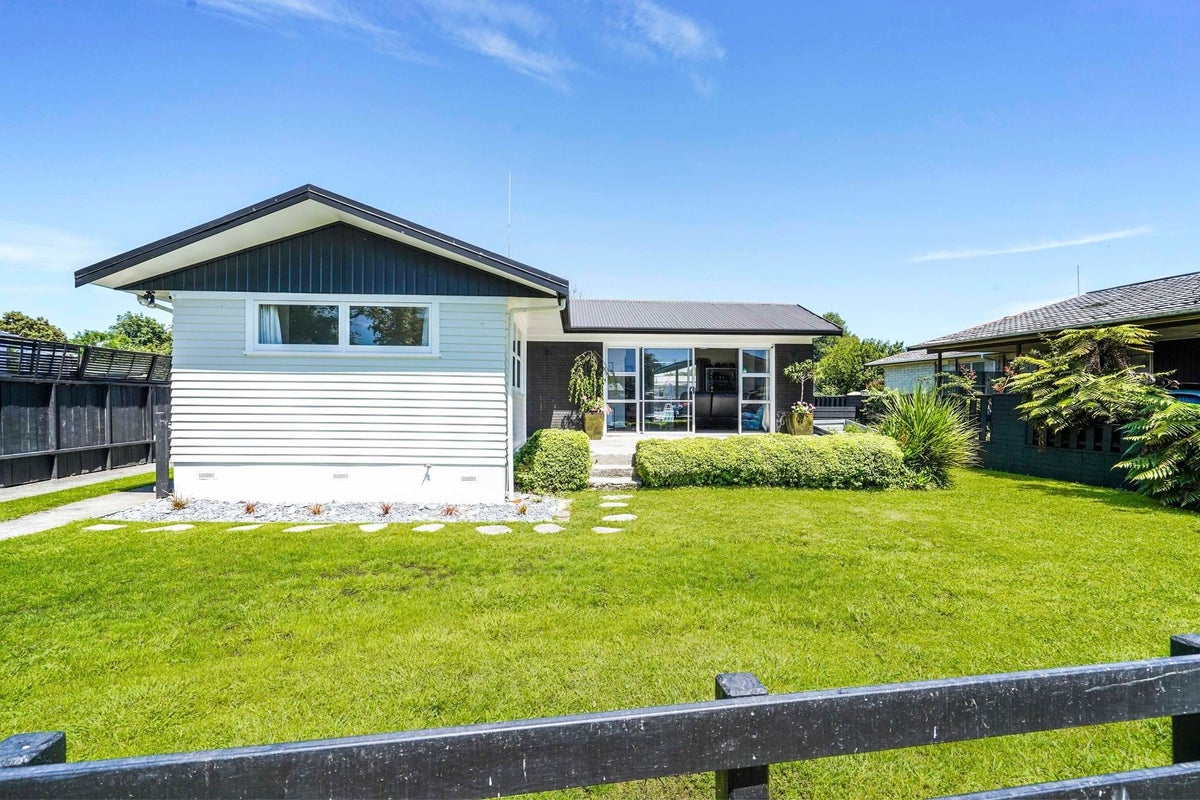 11 Marion Place, Deanwell, Hamilton - Carousel 2