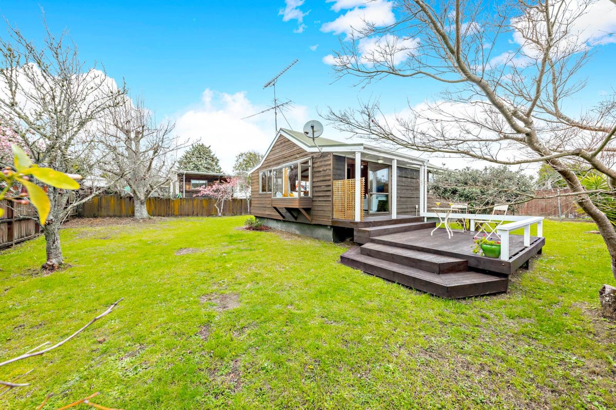 2/129 Moore Street, Howick, Auckland - Carousel 1