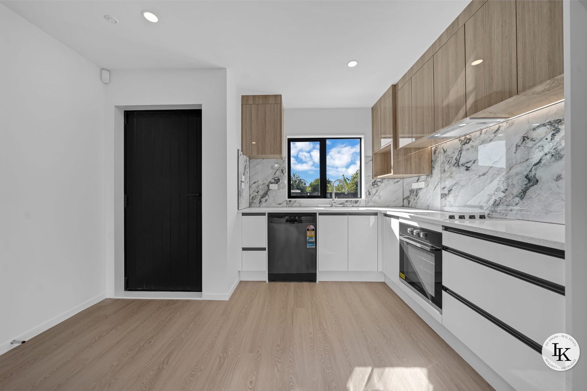 8C Benton Place, Manurewa, Auckland - Carousel 2