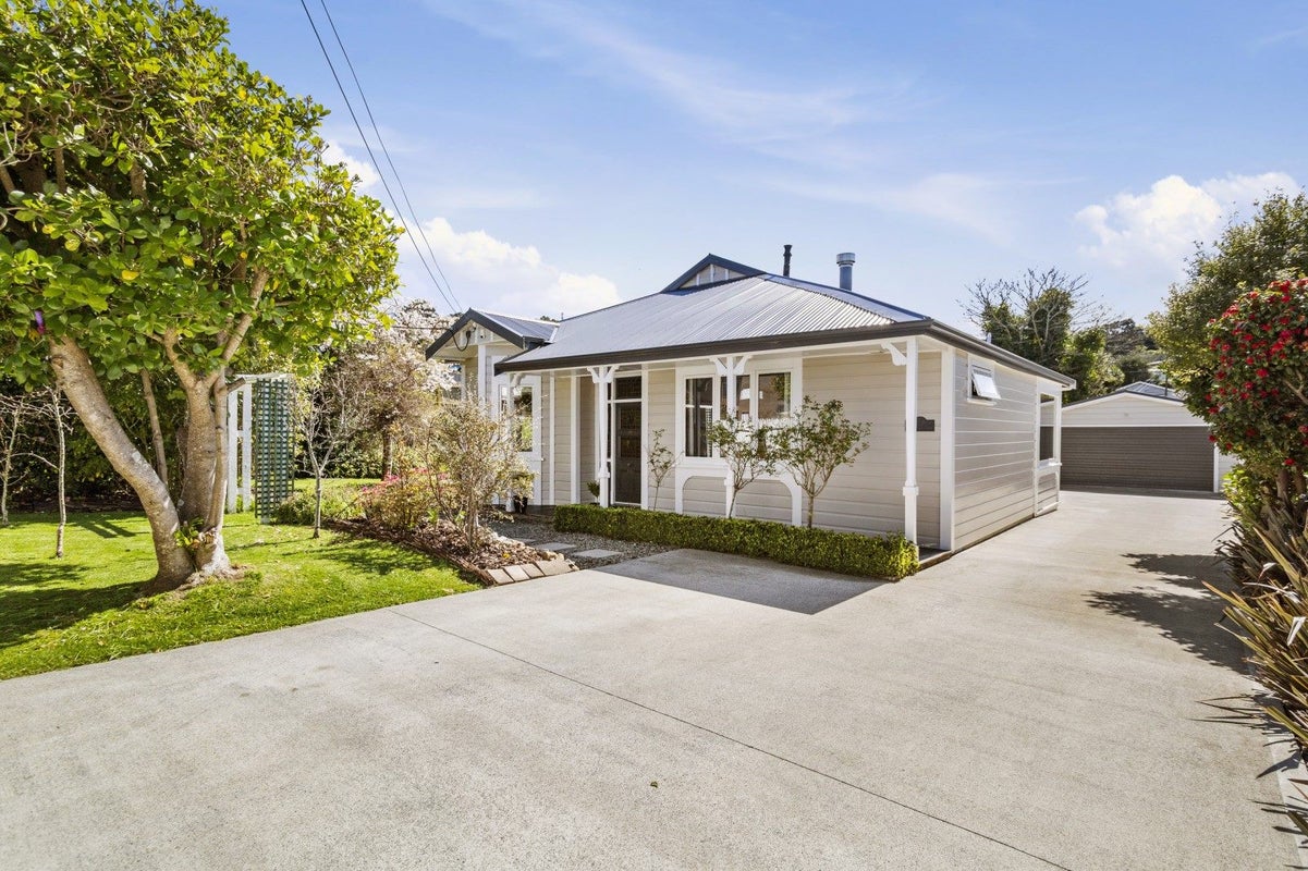 32 Frankmoore Avenue, Johnsonville, Wellington - Carousel 1