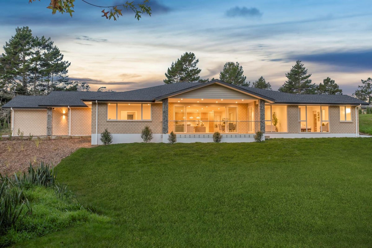 17 Nola Road, Oratia, Auckland - Carousel 30