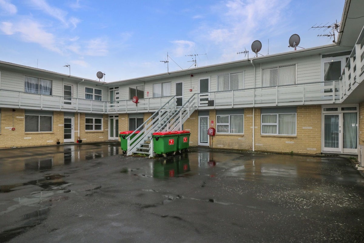 3/121 Bell RD, GRACEFIELD, LOWER HUTT - Carousel 1