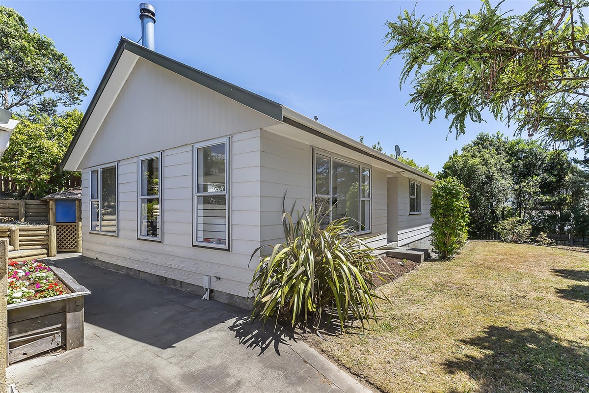 1 Mervyn Place, Plimmerton, Porirua - Carousel 1