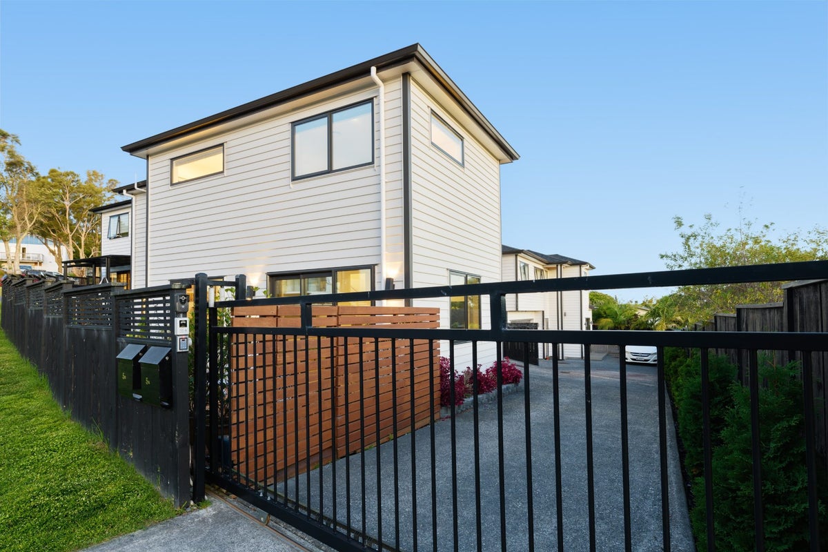 5A Woodhouse Place, West Harbour, Auckland - Carousel 1