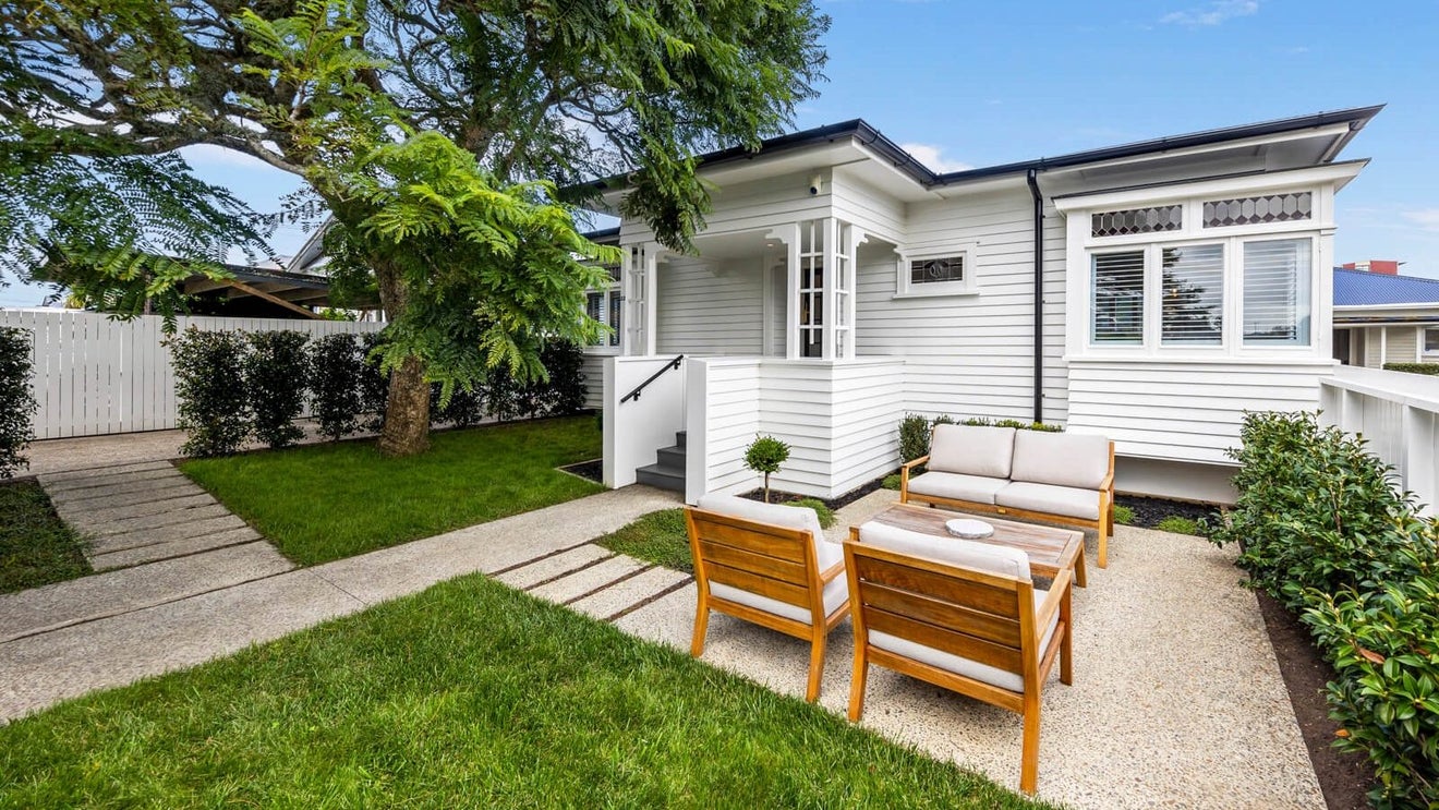 32 Muripara Avenue, Point Chevalier, Auckland - Carousel 1